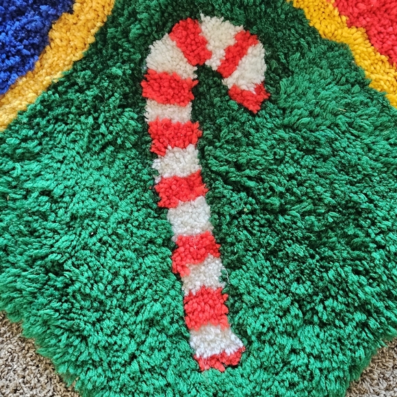 HANDMADE LATCH HOOK CHRISTMAS TREE SKIRT 41"X41" VTG HOLIDAY DECOR RETRO - Picture 3 of 8